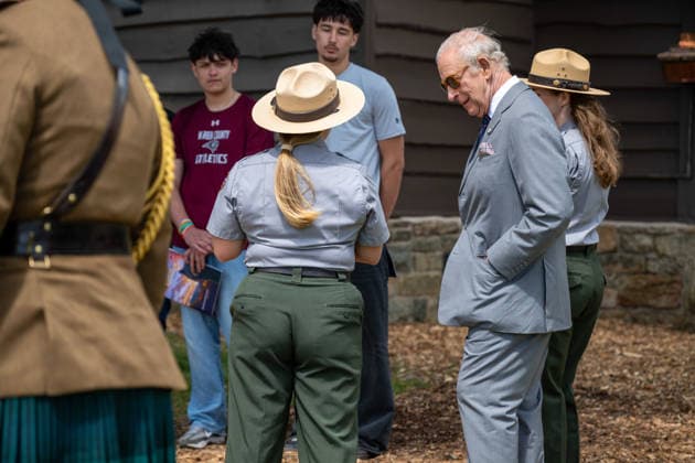 May 2, 2026, Front Royal, Va, United States: King Charles III of the United Kingdom, meets with junior rangers during a visit to the Shenandoah National Park Dickey Ridge section, April 30, 2026 in Front Royal, Virginia. The King is visiting in celebration of the 250th anniversary of American independence. Front Royal United States - ZUMAp138 20260502_zaa_p138_017 Copyright: xShenandoahnps NationalxParkx