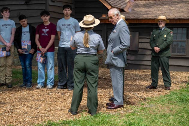May 2, 2026, Front Royal, Va, United States: King Charles III of the United Kingdom, meets with junior rangers during a visit to the Shenandoah National Park Dickey Ridge section, April 30, 2026 in Front Royal, Virginia. The King is visiting in celebration of the 250th anniversary of American independence. Front Royal United States - ZUMAp138 20260502_zaa_p138_019 Copyright: xShenandoahnps NationalxParkx