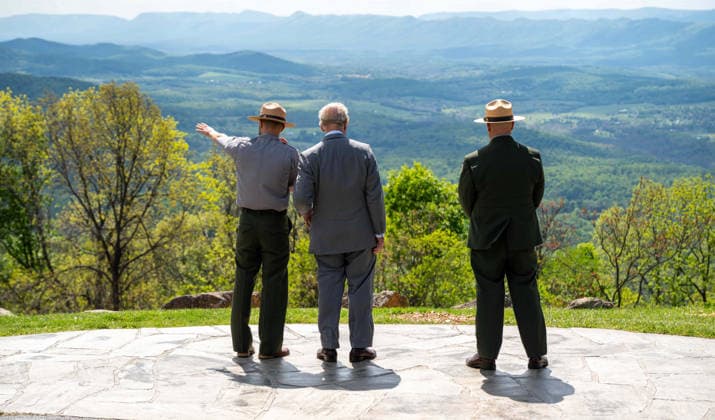 May 2, 2026, Front Royal, Va, United States: King Charles III of the United Kingdom, center, takes in the view from an overlook with Park Ranger Evan Childress, left, and Superintendent Tracy Stakely, right, during a visit to the Shenandoah National Park Dickey Ridge section, April 30, 2026 in Front Royal, Virginia. The King is visiting in celebration of the 250th anniversary of American independence. Front Royal United States - ZUMAp138 20260502_zaa_p138_021 Copyright: xShenandoahnps NationalxParkx