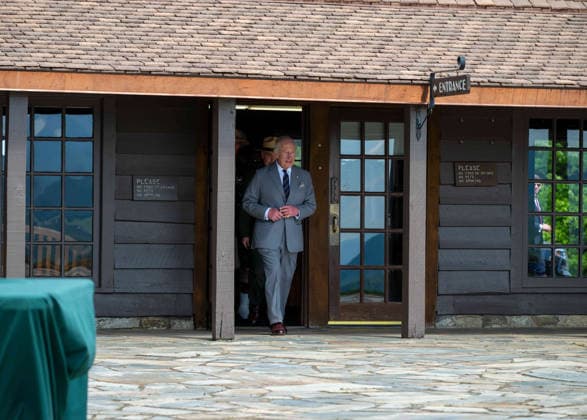 May 2, 2026, Front Royal, Va, United States: King Charles III of the United Kingdom, walks out of the Visitor Center during a visit to the Shenandoah National Park Dickey Ridge section, April 30, 2026 in Front Royal, Virginia. The King is visiting in celebration of the 250th anniversary of American independence. Front Royal United States - ZUMAp138 20260502_zaa_p138_013 Copyright: xShenandoahnps NationalxParkx