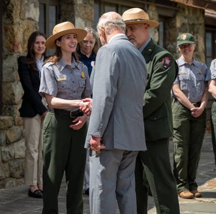 May 2, 2026, Front Royal, Va, United States: King Charles III of the United Kingdom, center, greets Park Rangers as Tracy Stakely, Superintendent of Shenandoah National Park, right, looks on during a visit to Dickey Ridge section, April 30, 2026 in Front Royal, Virginia. The King is visiting in celebration of the 250th anniversary of American independence. Front Royal United States - ZUMAp138 20260502_zaa_p138_015 Copyright: xShenandoahnps NationalxParkx