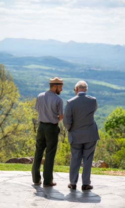 May 2, 2026, Front Royal, Va, United States: King Charles III of the United Kingdom, right, takes in the view from an overlook with Park Ranger Evan Childress, during a visit to the Shenandoah National Park Dickey Ridge section, April 30, 2026 in Front Royal, Virginia. The King is visiting in celebration of the 250th anniversary of American independence. Front Royal United States - ZUMAp138 20260502_zaa_p138_014 Copyright: xShenandoahnps NationalxParkx