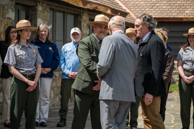 May 2, 2026, Front Royal, Va, United States: King Charles III of the United Kingdom, right, is welcomed by Tracy Stakely, Superintendent of Shenandoah National Park, center, as U.S Interior Secretary David Bernhardt, right, looks on during a visit to Dickey Ridge section, April 30, 2026 in Front Royal, Virginia. The King is visiting in celebration of the 250th anniversary of American independence. Front Royal United States - ZUMAp138 20260502_zaa_p138_012 Copyright: xShenandoahnps NationalxParkx