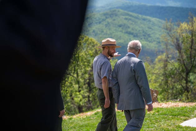 May 2, 2026, Front Royal, Va, United States: King Charles III of the United Kingdom, right, is given a tour by Park Ranger Evan Childress, during a visit to the Shenandoah National Park Dickey Ridge section, April 30, 2026 in Front Royal, Virginia. The King is visiting in celebration of the 250th anniversary of American independence. Front Royal United States - ZUMAp138 20260502_zaa_p138_006 Copyright: xShenandoahnps NationalxParkx