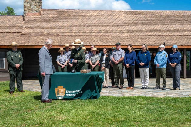 May 2, 2026, Front Royal, Va, United States: King Charles III of the United Kingdom, left, is made an honorary junior ranger by Kirsten Talken-Spaulding, deputy regional director for the National Park Service, during a visit to the Shenandoah National Park Dickey Ridge section, April 30, 2026 in Front Royal, Virginia. The King is visiting in celebration of the 250th anniversary of American independence. Front Royal United States - ZUMAp138 20260502_zaa_p138_003 Copyright: xShenandoahnps NationalxParkx
