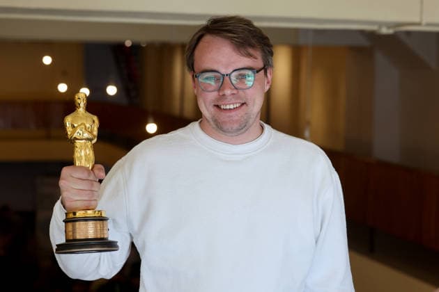 Entertainment Bilder des Tages Russian co-director and lead actor Pavel Pasha Talankin poses with Oscar statuette for his film Mr. Nobody Against Putin, which was lost on his flight back from the United States to Germany. Pavel Talankin is guest at the Cinema on the Border film festival in Tesin, Poland, May 3, 2026. (CTKxPhoto PetrxSznapka) CTKPhotoP2026050303175  CTKPhotoP2026050303175