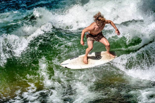 News Bilder des Tages Die berühmte Surfwelle iläuft wieder! Surfer auf der Eisbachwelle am Sonntagmittag, München, 3. Mai 2026 Deutschland, München, 3. Mai 2026, die berühmte Surfwelle läuft wieder! Surfer auf der Eisbachwelle am Sonntagmittag, viele Surfer freuen sich über die Rückkehr der Welle, die Surfwelle ist seit ein paar Tagen wie durch ein Wunder wieder da, Spekulation: durch höheren Wasserstand und eine bessere Strömung hat sich die perfekte Welle wohl von selbst wieder stabilisiert, es sind keine illegalen Einbauten bekannt, es gilt jedoch weiter das Surfverbot der Stadt, schönster Frühlingswetter mit Temperaturen um die 23, 24 Grad, River Surfing, Frühling, Bayern, *** The famous surf wave is running again Surfers on the Eisbach wave a