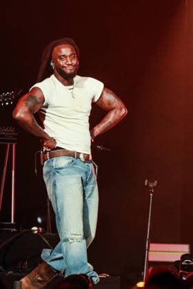 2026 iHeartCountry Festival - Show Shaboozey performs onstage during the 2026 iHeartCountry Festival presented by Capital One at Moody Center on May 02, 2026 in Austin, Texas. Austin Moody Center Texas United States of America Copyright: xOzziexBloom imageSPACEx