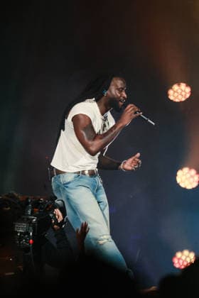 2026 iHeartCountry Festival - Show Shaboozey performs onstage during the 2026 iHeartCountry Festival presented by Capital One at Moody Center on May 02, 2026 in Austin, Texas. Austin Moody Center Texas United States of America Copyright: xOzziexBloom imageSPACEx