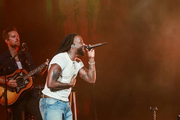 2026 iHeartCountry Festival - Show Shaboozey performs onstage during the 2026 iHeartCountry Festival presented by Capital One at Moody Center on May 02, 2026 in Austin, Texas. Austin Moody Center Texas United States of America Copyright: xOzziexBloom imageSPACEx