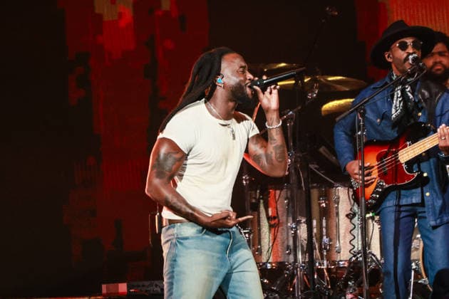 2026 iHeartCountry Festival - Show Shaboozey performs onstage during the 2026 iHeartCountry Festival presented by Capital One at Moody Center on May 02, 2026 in Austin, Texas. Austin Moody Center Texas United States of America Copyright: xOzziexBloom imageSPACEx