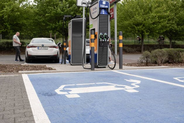 Electric car at fast charging station in parking lot 03 05 2026, Selters Symbol photo, illustration image, symbol image, illustration photo, everyday scene An electric car is parked at a fast charging station in a designated charging parking lot The marking for electric vehicles is visible in the foregro Copyright: xAlexandraxWagnerx