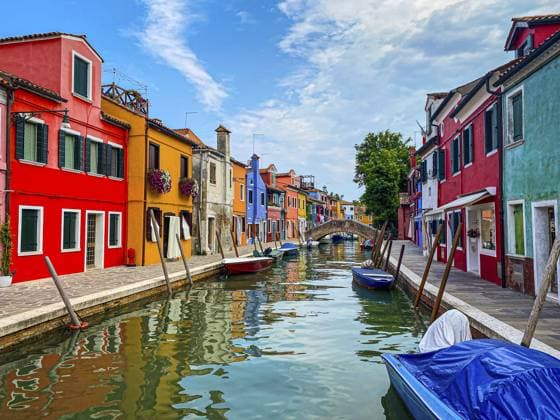 Boote und farbenfrohe, traditionell bemalte Häuser in einer Kanalstraße, Häuser auf der Insel Burano, Venedig, Italien Boats and colorful traditional painted houses in a canal street houses of Burano island, Venice, Italy Copyright: imageBROKER EricxIsselee ibxiss17535086.jpg