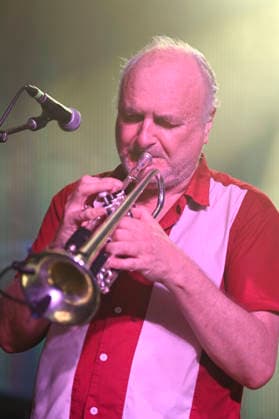 Michel Ochowiak from Les NÃ gresses Vertes live at a concert of their Zobi Tour at the Fabrik Hamburg, 03 05 2026 Foto:xR.xKeuntjex xFuturexImagex negresses_6516