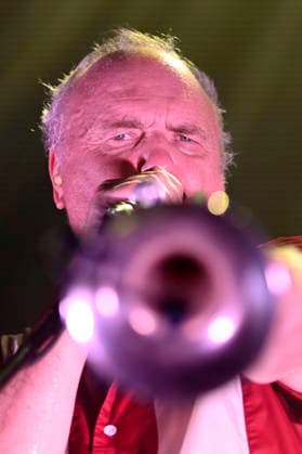 Michel Ochowiak from Les NÃ gresses Vertes live at a concert of their Zobi Tour at the Fabrik Hamburg, 03 05 2026 Foto:xR.xKeuntjex xFuturexImagex negresses_6519
