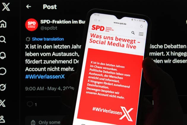 Auf einem Laptop wurde der X-Account (vormals Twitter) der Partei SPD geöffnet. Dort informieren die Sozialdemokraten darüber, dass sie sich von X zurückziehen werden. Die Plattform sei in den vergangenen Jahren im Chaos versunken und fördere zunehmend Desinformation, hieß es unter anderem. Auch auf ihrer Website, die im Vordergrund auf einem Smartphone aufgerufen wurde, informierte die SPD über diesen Schritt. Symbolbild Symbolfoto. Niendorf Hamburg *** The former Twitter account of the SPD party was opened on a laptop There, the Social Democrats announced that they would be withdrawing from X The platform had descended into chaos in recent years and was increasingly promoting disinformation, it was said, among other things The SPD als