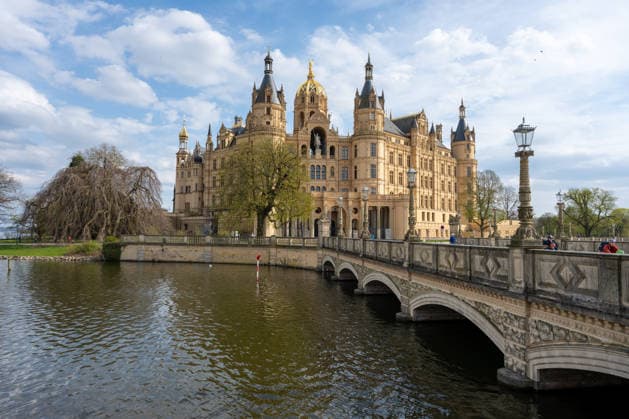 Schlösser im Dienste der öffentlichen Verwaltung. Das Schloss von Schwerin. Es wurde zwischen den Jahren 1560 und 1857 erbaut und war Hauptresidenz der Herzöge von Mecklenburg-Schwerin. Seit dem Jahr 1990 ist darin der Landtag des Bundeslandes Mecklenburg-Vorpommern untergebracht. Sozusagen in der fünften Etage des Schlosses ist das Reiterstandbild des Obrotitenfürsten Niklot zu sehen. Es stammt von dem Rostocker Bildhauer Christian Genschow. Wismar Mecklenburg-Vorpommern Deutschland *** Castles in the service of public administration Schwerin Castle It was built between 1560 and 1857 and was the main residence of the Dukes of Mecklenburg Schwerin Since 1990, it has housed the state parliament of the federal state of Mecklenburg-Vorpo