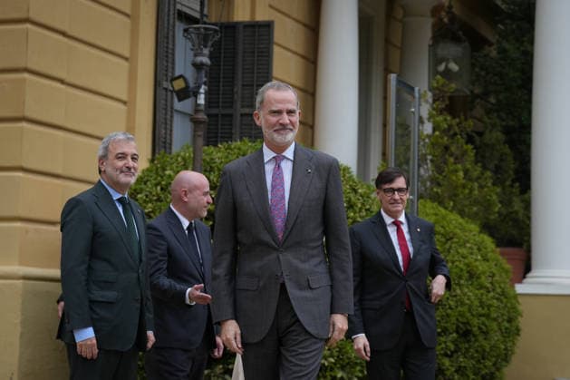 King Felipe VI greets the Minister of Science, Diana Morant, the President of the Generalitat de Catalunya, Salvador Illa, the Mayor of Barcelona, Jaume Collboni, and the Government Delegate in Catalonia, Carlos Prieto upon his arrival at the presentation of the National Research Awards 2025, at the Palau Pedralbes, on May 4, 2026, in Barcelona, Catalonia Spain These awards are Spains most important recognition in the field of scientific research, and highlight the talent of the people and organizations which, through their work, contribute to the advancement and progress of society 04 MAY 2026 Spain Copyright: xDavidxZorrakinox 7497447