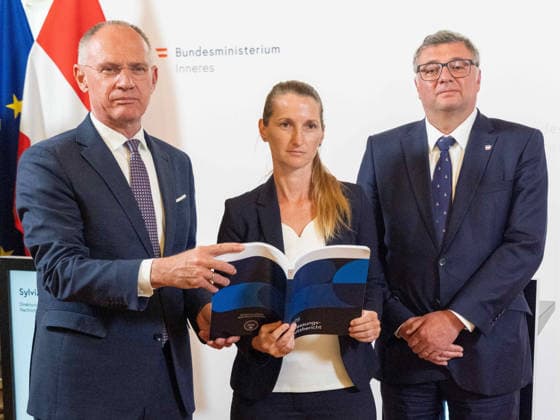 20260504 Lagebericht zum Verfassungsschutz mit dem Innenminister WIEN, OESTERREICH - MAI 4: Bundesminister fuer Inneres Gerhard Karner (OeVP), Direktorin Sylvia Mayer (Direktion Staatsschutz und Nachrichtendienst) und Staatssekretaer im Bundesministerium fuer Inneres Joerg Leichtfried (SPOe) beim Lagebericht - zum Verfassungsschutz mit dem Innenminister im Bundesministerium fuer Inneres am 4. Mai 2026 in Wien, Oesterreich. 260504_SEPA_10_032 Copyright: xMichaelxIndrax SEPAxMedia