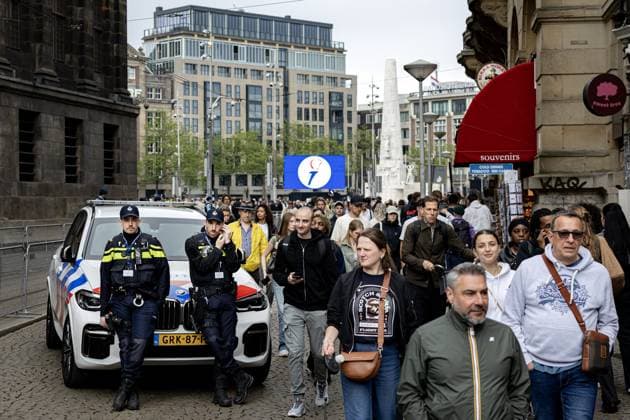AMSTERDAM - Police before the start of the National Remembrance Day on Dam Square. During the National Remembrance Day, the victims of the Second World War in Europe and Southeast Asia are commemorated in the Netherlands, as well as the victims of subsequent war situations and peacekeeping operations in which the Netherlands was involved. RAMON VAN FLYMEN ANP netherlands out - belgium out  Copyright: xx x557467149x originalFilename: 557467149.jpg
