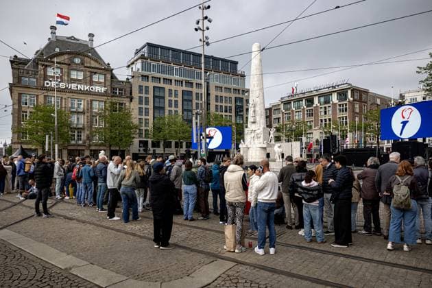 AMSTERDAM - Crowd before the start of the National Remembrance Day on Dam Square. During the National Remembrance Day, the victims of the Second World War in Europe and Southeast Asia are commemorated in the Netherlands, as well as the victims of subsequent war situations and peacekeeping operations in which the Netherlands was involved. RAMON VAN FLYMEN ANP netherlands out - belgium out  Copyright: xx x557467993x originalFilename: 557467993.jpg