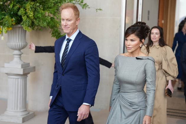 Condé Nast CEO Roger Lynch (L) walks alongside Lauren Sanchez Bezos upon their arrival at the Costume Art event at the Metropolitan Museum of Art (Met) in New York, USA, 04 May 2026. The Met presents ‘Costume Art,’ the Costume Institute s spring exhibition that explores the historical relationship between clothing and the human body by pairing garments with Western artworks from prehistory to the present, as part of the Met Gala. Met presents the exhibition Costume Art, exploring clothing and the human body !ACHTUNG: NUR REDAKTIONELLE NUTZUNG!  Copyright: xOctavioxGuzmánx AME9212 20260504-55020178552_1
