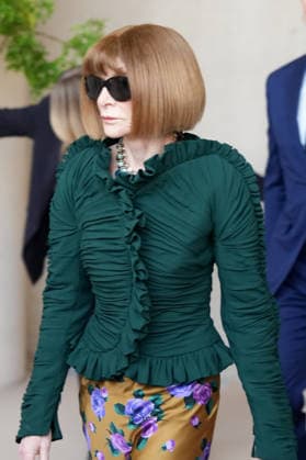 Vogue editor-in-chief Anna Wintour walks upon her arrival at the Costume Art event at the Metropolitan Museum of Art (Met) in New York, USA, 04 May 2026. The Met presents ‘Costume Art,’ the Costume Institute s spring exhibition that explores the historical relationship between clothing and the human body by pairing garments with Western artworks from prehistory to the present, as part of the Met Gala. Met presents the exhibition Costume Art, exploring clothing and the human body !ACHTUNG: NUR REDAKTIONELLE NUTZUNG!  Copyright: xOctavioxGuzmánx AME9207 20260504-55020178556_1