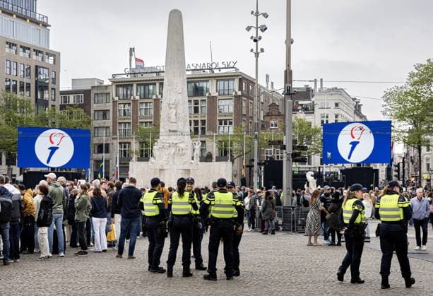 AMSTERDAM - Police before the start of the National Remembrance Day on Dam Square. During the National Remembrance Day, the victims of the Second World War in Europe and Southeast Asia are commemorated in the Netherlands, as well as the victims of subsequent war situations and peacekeeping operations in which the Netherlands was involved. RAMON VAN FLYMEN ANP netherlands out - belgium out  Copyright: xx x557469377x originalFilename: 557469377.jpg
