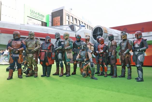 Star Wars Mandalorian and Grogu walking caracters der Serie auf dem Grünen Teppich Fanevent zu Star Wars Mandalorian and Grogu, Uber Platz, Berlin Datum: 04.05.2026 *** Star Wars Mandalorian and Grogu walking caracters of the series on the green carpet fan event for Star Wars Mandalorian and Grogu, Uber Platz, Berlin Date 04 05 2026 Copyright: xEventpress Kratschx