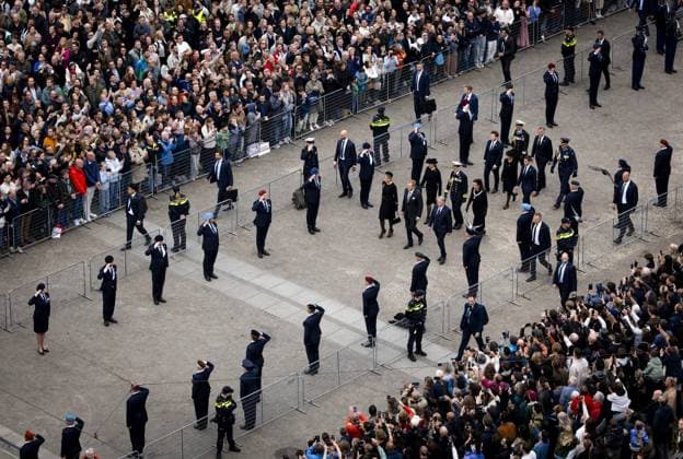 AMSTERDAM - Queen Maxima, King Willem-Alexander, and Prime Minister Rob Jetten during the National Remembrance Day ceremony on Dam Square. During Remembrance Day, the victims of the Second World War in Europe and Southeast Asia are commemorated, as well as the victims of subsequent war situations and peacekeeping operations in which the Netherlands was involved. KOEN VAN WEEL POOL ANP netherlands out - belgium out  Copyright: xx x557476839x originalFilename: 557476839.jpg