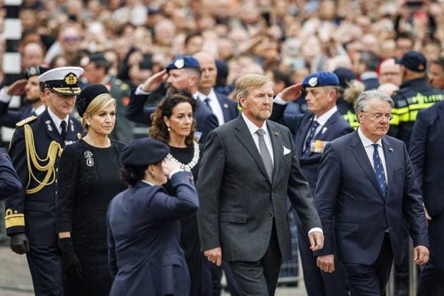 AMSTERDAM - Queen Maxima, Mayor of Amsterdam Femke Halsema and King Willem Alexander during the National Remembrance Day on Dam Square. During Remembrance Day, the victims of the Second World War in Europe and Southeast Asia are commemorated, as well as the victims of subsequent war situations and peacekeeping operations in which the Netherlands was involved.. REMKO DE WAAL ANP netherlands out - belgium out  Copyright: xx x557476857x originalFilename: 557476857.jpg