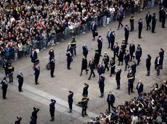 AMSTERDAM - Queen Maxima, King Willem-Alexander, and Prime Minister Rob Jetten during the National Remembrance Day ceremony on Dam Square. During Remembrance Day, the victims of the Second World War in Europe and Southeast Asia are commemorated, as well as the victims of subsequent war situations and peacekeeping operations in which the Netherlands was involved. KOEN VAN WEEL POOL ANP netherlands out - belgium out  Copyright: xx x557476883x originalFilename: 557476883.jpg