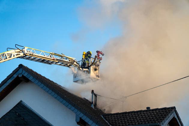 Brand in Doppelhaushälfte in Waldalgesheim Gebäude unbewohnbar Am Montag, dem 04.05.2026, kam es in Waldalgesheim zu einem Brand in einer Doppelhaushälfte. Einsatzkräfte der Feuerwehr bekämpfen das Feuer über eine Drehleiter im Dachbereich des Gebäudes. Dichter Rauch tritt aus dem Dachstuhl aus, während die Maßnahmen zur Brandbekämpfung andauern. Durch das schnelle Eingreifen konnte eine weitere Ausbreitung verhindert werden. Waldalgesheim Rheinland-Pfalz Deutschland *** Fire in semi-detached house in Waldalgesheim Building uninhabitable On Monday, 04 05 2026, a fire broke out in a semi-detached house in Waldalgesheim Firefighters used a turntable ladder to fight the fire in the roof area of the building Dense smoke escaped f