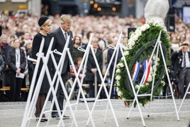 AMSTERDAM - Queen Maxima and King Willem Alexander lay a wreath during the National Remembrance of the Dead on Dam Square. During Remembrance of the Dead, the victims of the Second World War in Europe and Southeast Asia are commemorated, as well as the victims of subsequent war situations and peacekeeping operations in which the Netherlands was involved. REMKO DE WAAL ANP netherlands out - belgium out  Copyright: xx x557477006x originalFilename: 557477006.jpg