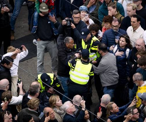 AMSTERDAM - Demonstrators are arrested during the National Remembrance of the Dead on Dam Square. During Remembrance of the Dead, the victims of the Second World War in Europe and Southeast Asia are commemorated, as well as the victims of subsequent war situations and peacekeeping operations in which the Netherlands was involved. KOEN VAN WEEL POOL ANP netherlands out - belgium out  Copyright: xx x557477060x originalFilename: 557477060.jpg