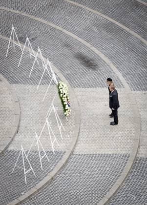 AMSTERDAM - Queen Maxima and King Willem-Alexander lay a wreath during the National Remembrance of the Dead on Dam Square. During Remembrance of the Dead, the victims of the Second World War in Europe and Southeast Asia are commemorated, as well as the victims of subsequent war situations and peacekeeping operations in which the Netherlands was involved. KOEN VAN WEEL POOL ANP netherlands out - belgium out  Copyright: xx x557477265x originalFilename: 557477265.jpg