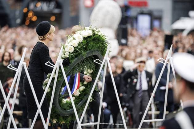 AMSTERDAM - Queen Maxima and King Willem Alexander lay a wreath during the National Remembrance of the Dead on Dam Square. During Remembrance of the Dead, the victims of the Second World War in Europe and Southeast Asia are commemorated, as well as the victims of subsequent war situations and peacekeeping operations in which the Netherlands was involved. REMKO DE WAAL ANP netherlands out - belgium out  Copyright: xx x557477356x originalFilename: 557477356.jpg