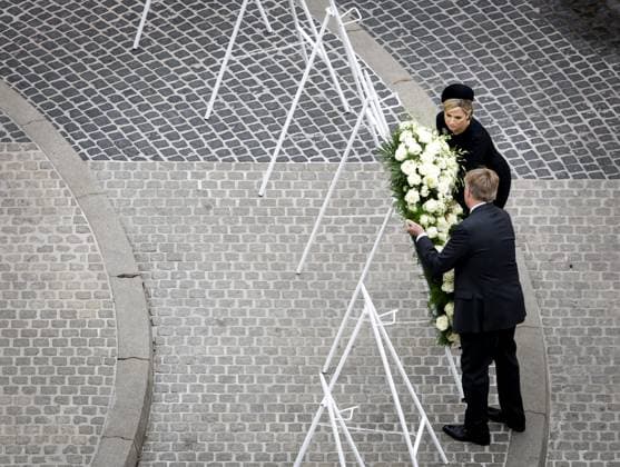 AMSTERDAM - Queen Maxima and King Willem-Alexander lay a wreath during the National Remembrance of the Dead on Dam Square. During Remembrance of the Dead, the victims of the Second World War in Europe and Southeast Asia are commemorated, as well as the victims of subsequent war situations and peacekeeping operations in which the Netherlands was involved. KOEN VAN WEEL POOL ANP netherlands out - belgium out  Copyright: xx x557477424x originalFilename: 557477424.jpg