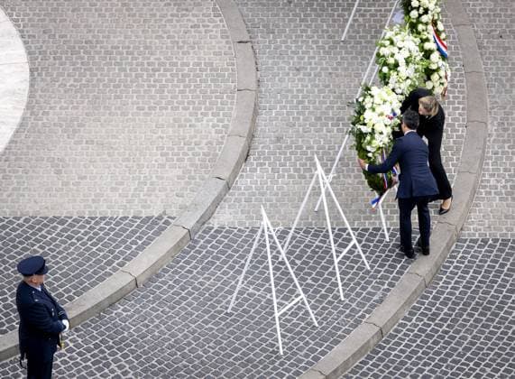 AMSTERDAM - Prime Minister Rob Jetten and Mirjam Sterk, Minister of Long-Term Care, Youth and Sport, lay a wreath during the National Remembrance of the Dead on Dam Square. During Remembrance of the Dead, the victims of the Second World War in Europe and Southeast Asia are commemorated, as well as the victims of subsequent war situations and peacekeeping operations in which the Netherlands was involved. KOEN VAN WEEL POOL ANP netherlands out - belgium out  Copyright: xx x557478673x originalFilename: 557478673.jpg