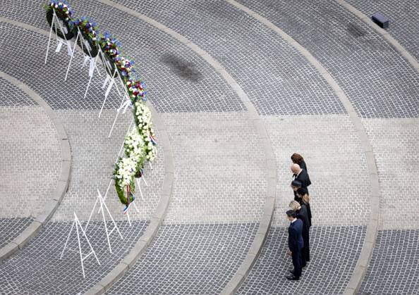 AMSTERDAM - Prime Minister Rob Jetten and Mirjam Sterk, Minister of Long-Term Care, Youth and Sport, lay a wreath during the National Remembrance of the Dead on Dam Square. During Remembrance of the Dead, the victims of the Second World War in Europe and Southeast Asia are commemorated, as well as the victims of subsequent war situations and peacekeeping operations in which the Netherlands was involved. KOEN VAN WEEL POOL ANP netherlands out - belgium out  Copyright: xx x557478675x originalFilename: 557478675.jpg