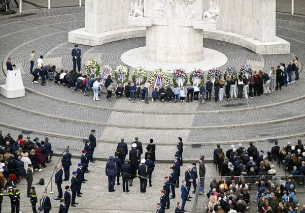 AMSTERDAM - Schoolchildren lay a wreath during the National Remembrance Day on Dam Square. During Remembrance Day, the victims of the Second World War in Europe and Southeast Asia are commemorated, as well as the victims of subsequent war situations and peacekeeping operations in which the Netherlands was involved. PATRICK VAN EMST POOL ANP netherlands out - belgium out  Copyright: xx x557478863x originalFilename: 557478863.jpg