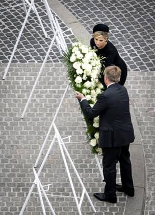 AMSTERDAM - Queen Maxima and King Willem-Alexander lay a wreath during the National Remembrance of the Dead on Dam Square. During Remembrance of the Dead, the victims of the Second World War in Europe and Southeast Asia are commemorated, as well as the victims of subsequent war situations and peacekeeping operations in which the Netherlands was involved. KOEN VAN WEEL POOL ANP netherlands out - belgium out  Copyright: xx x557479116x originalFilename: 557479116.jpg