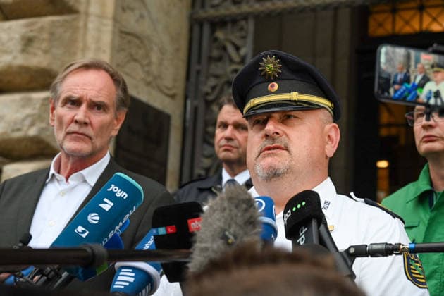 RECORD DATE NOT STATED Leipzig: Auto fährt durch Menschenmenge Innenstadt Das sagen Polizei, Staatsanwaltschaft und Innenminister Schuster Am Montagnachmittag kam es in der Leipziger Innenstadt im Bereich des Augustusplatzes zu einer umfangreichen Einsatzlage, bei der ein Massenanfall von Verletzten (MANV) ausgerufen wurde. Nach ersten Erkenntnissen war ein Fahrzeug im innerstädtischen Bereich unterwegs und erfasste dabei mehrere Personen, wobei sich die Lage vom Augustusplatz über die Grimmaische Straße bis in den Bereich Markt erstreckte. Nach Angaben des Leipziger Branddirektors Axel Schuh wurden zwei Personen so schwer verletzt, dass sie noch vor Ort beziehungsweise kurze Zeit später verstarben. Zwei weitere Menschen erlitten schwere Verletzungen un Copyright: xEHLxMediax 20260504_stichwort-stichwort-stichwort_25