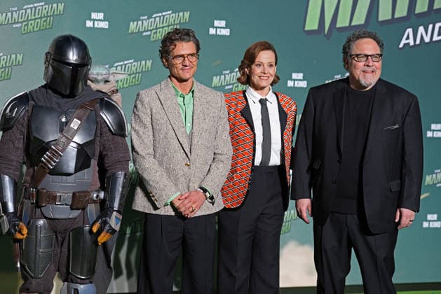 The Mandalorian, Grogu, Pedro Pascal, Sigourney Weaver, Jon Favreau beim Fan Event von STAR WARS: THE MANDALORIAN AND GROGU am Uber Platz in Berlin am 04.05.2026 *** The Mandalorian, Grogu, Pedro Pascal, Sigourney Weaver, Jon Favreau at the fan event of STAR WARS THE MANDALORIAN AND GROGU at Uber Platz in Berlin on 04 05 2026