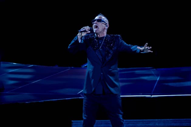 Eros Ramazzoti performs at the Movistar Arena The singer Eros Ramazzoti during a concert at the Movistar Arena, on May 4, 2026, in Madrid Spain The Italian artist performs his greatest hits on his international tour, Una Historia Importante World Tour 04 MAY 2026 Madrid Madrid Madrid Spain  Copyright: xRicardoxRubiox 7499278