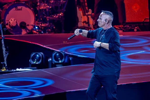 Eros Ramazzoti performs at the Movistar Arena The singer Eros Ramazzoti during a concert at the Movistar Arena, on May 4, 2026, in Madrid Spain The Italian artist performs his greatest hits on his international tour, Una Historia Importante World Tour 04 MAY 2026 Madrid Madrid Madrid Spain  Copyright: xRicardoxRubiox 7499283