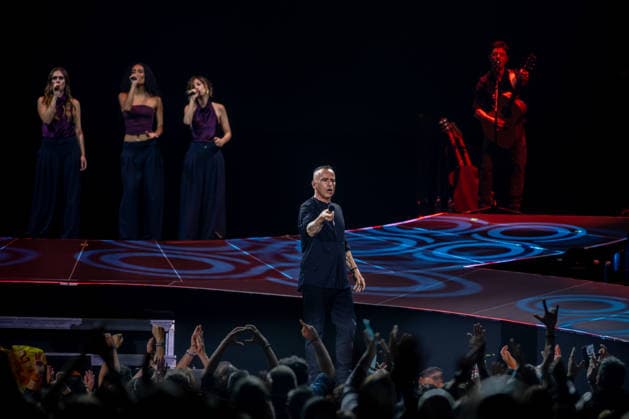 Eros Ramazzoti performs at the Movistar Arena The singer Eros Ramazzoti during a concert at the Movistar Arena, on May 4, 2026, in Madrid Spain The Italian artist performs his greatest hits on his international tour, Una Historia Importante World Tour 04 MAY 2026 Madrid Madrid Madrid Spain  Copyright: xRicardoxRubiox 7499285