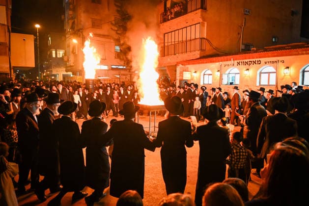 May 4, 2026, Bnei Brak, Central Israel, Israel: As Israel raises its alert level following ceasefire violations, religious Israelis celebrate the Lag BaOmer holiday with large bonfires and gatherings in Bnei Brak, Israel. Bnei Brak Israel - ZUMAp227 20260504_zip_p227_008 Copyright: xPaulinaxPatimerx