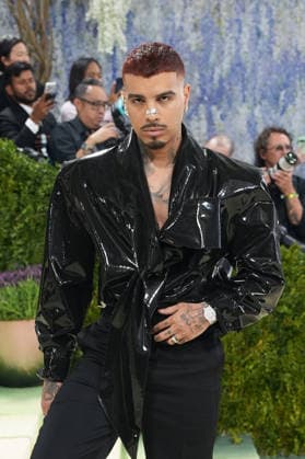 Puerto Rican singer Rauw Alejandro poses during the white carpet at the Met Gala in New York, USA, 04 May 2026. The Met Gala began with a performance by a group of singers and dancers who performed Whitney Houston s I Wanna Dance with Somebody before giving way to a parade of celebrities. The Met Gala kicks off with a musical performance, a white carpet, and a parade of celebrities !ACHTUNG: NUR REDAKTIONELLE NUTZUNG!  Copyright: xOctavioxGuzmánx AME9330 20260504-55020181079_1