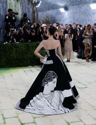 Anne Hathaway arrives on the red carpet for the 2026 Met Gala celebrating Costume Art at The Metropolitan Museum of Art on Monday, May 4, 2026 in New York City.  NYP20260504423 JOHNxANGELILLO